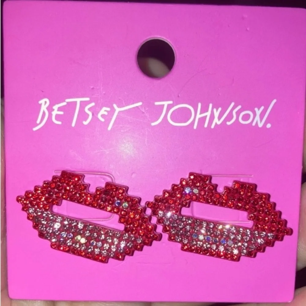 BETSEY JOHNSON Set Valentine Illusion 3 Strand Lips Necklace & Earrings NEW NWT - Picture 8 of 11